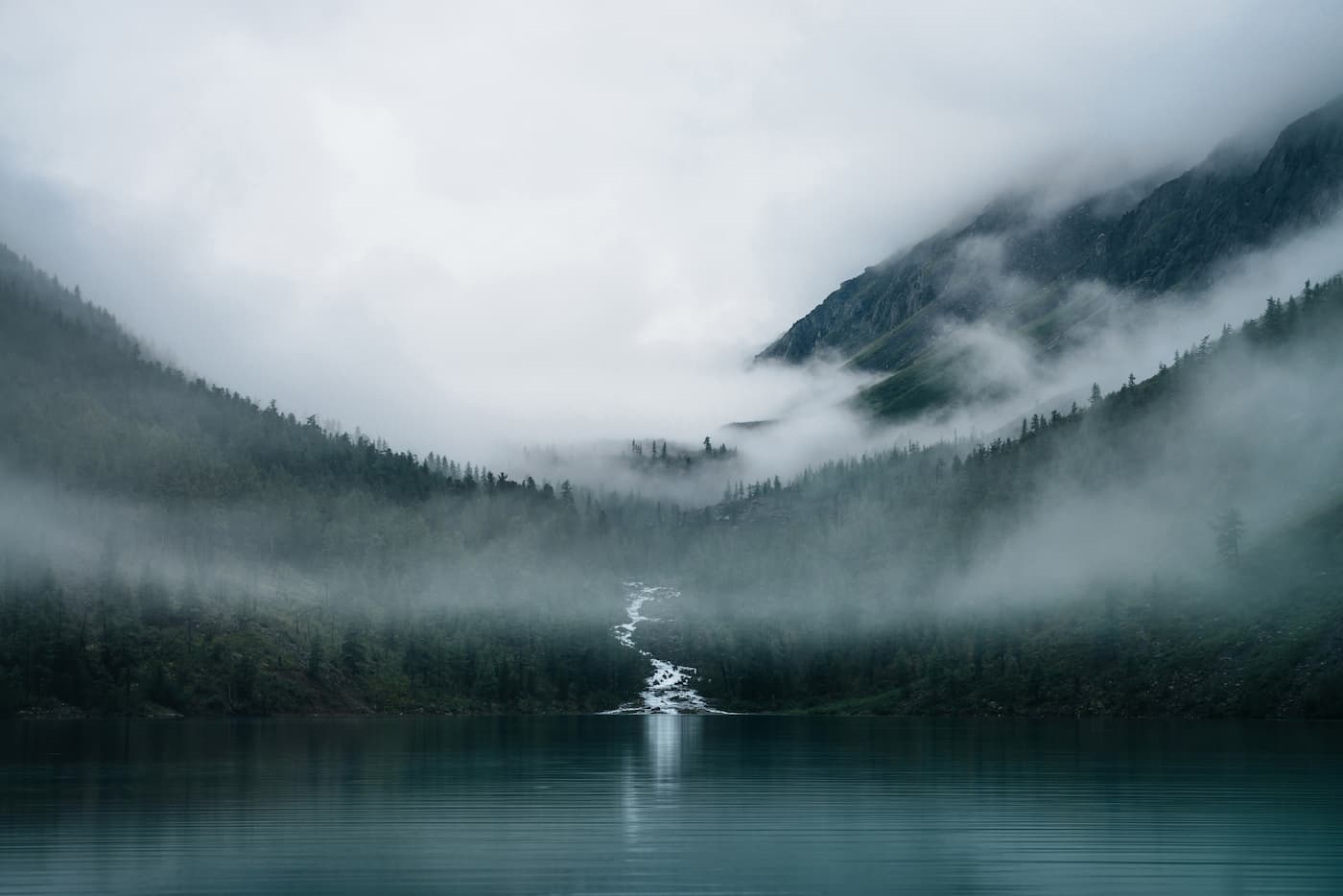 Papier peint paysage lac et montagnes sous la brume