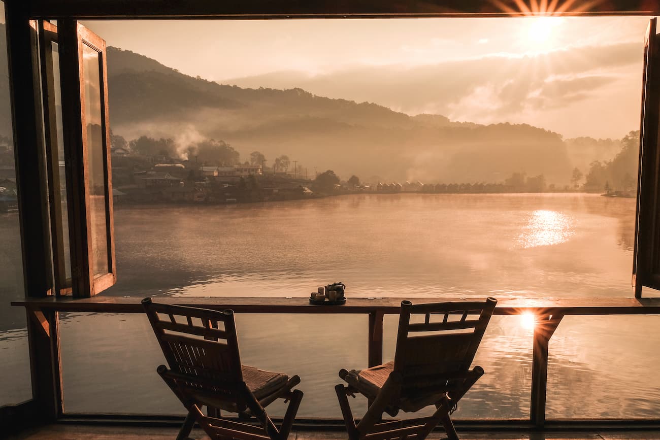 Papier peint balcon vue sur lac et montagnes