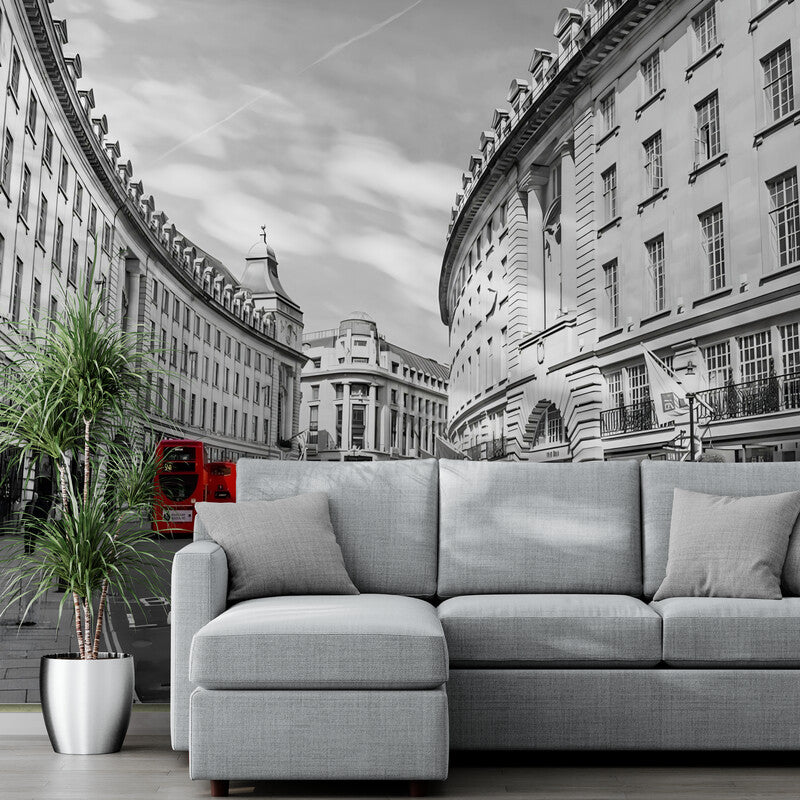 Papier peint panoramique bus rouges dans une rue noir et blanc