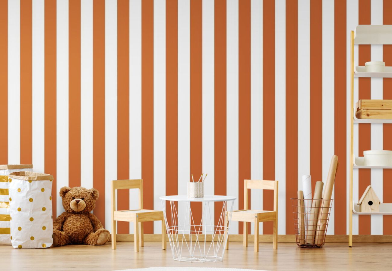 Papier peint rayures terracotta chambre mur