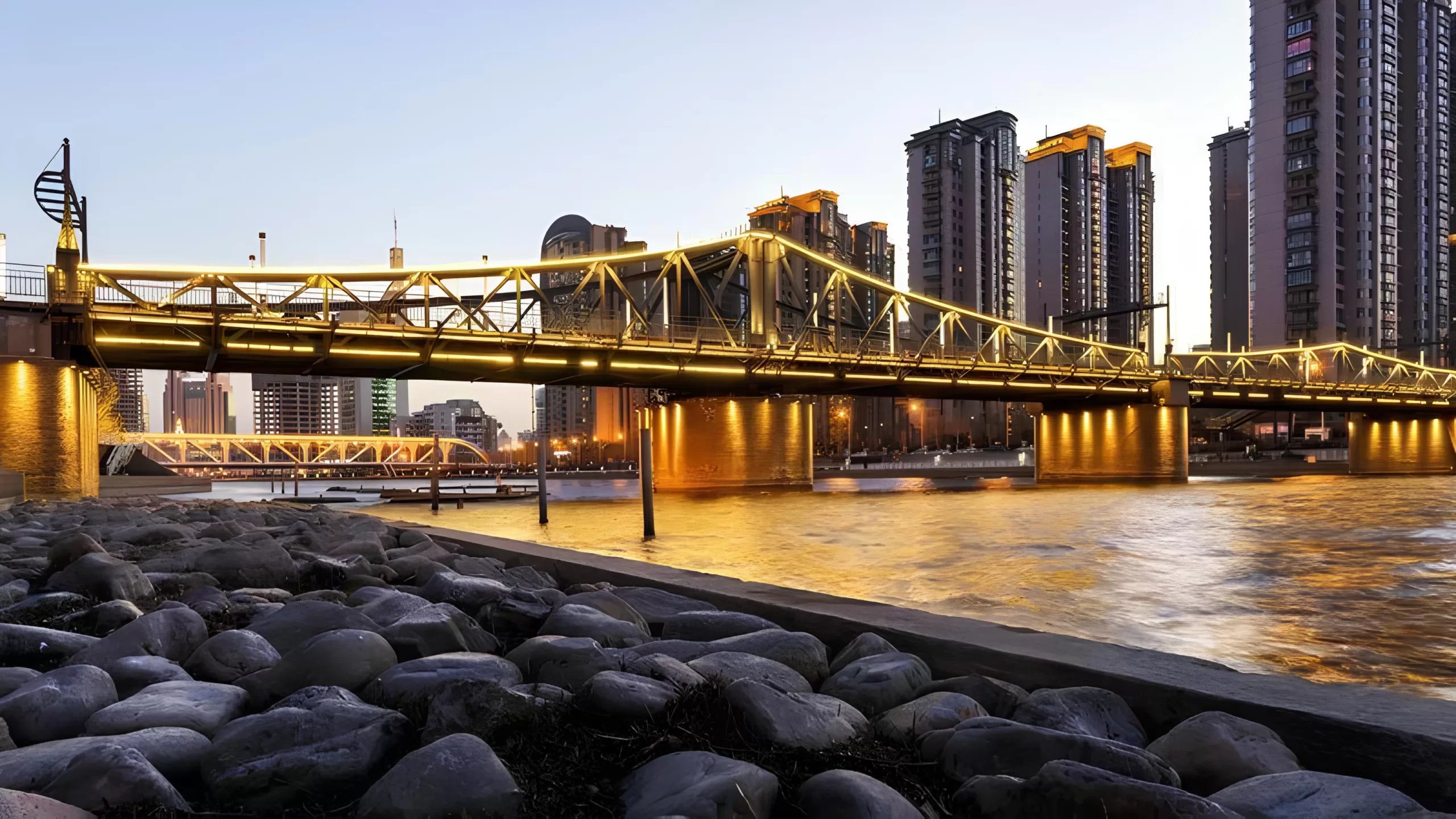 Papier peint panoramique pont et buildings au coucher de soleil