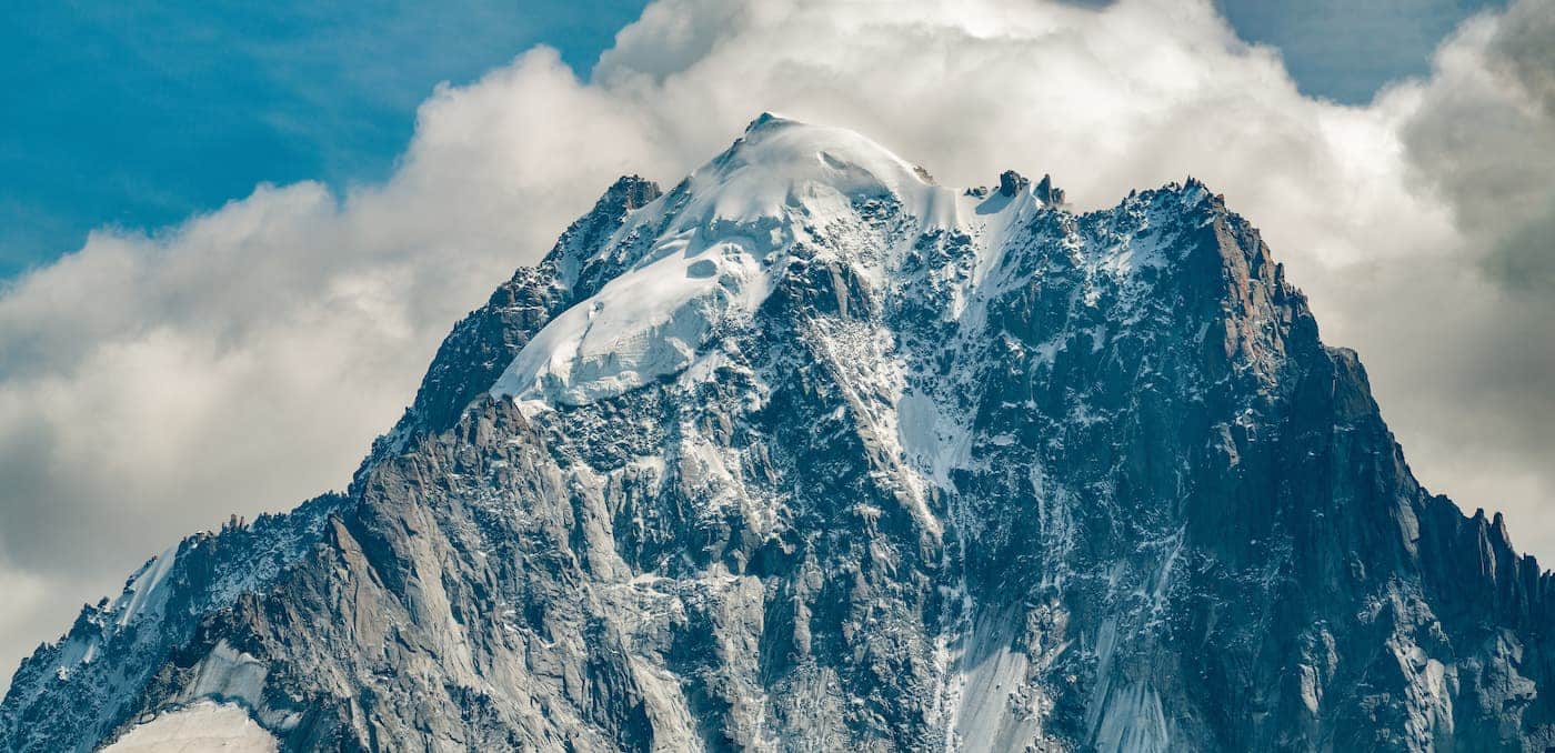 Papier peint montagnes enneigées et nuages