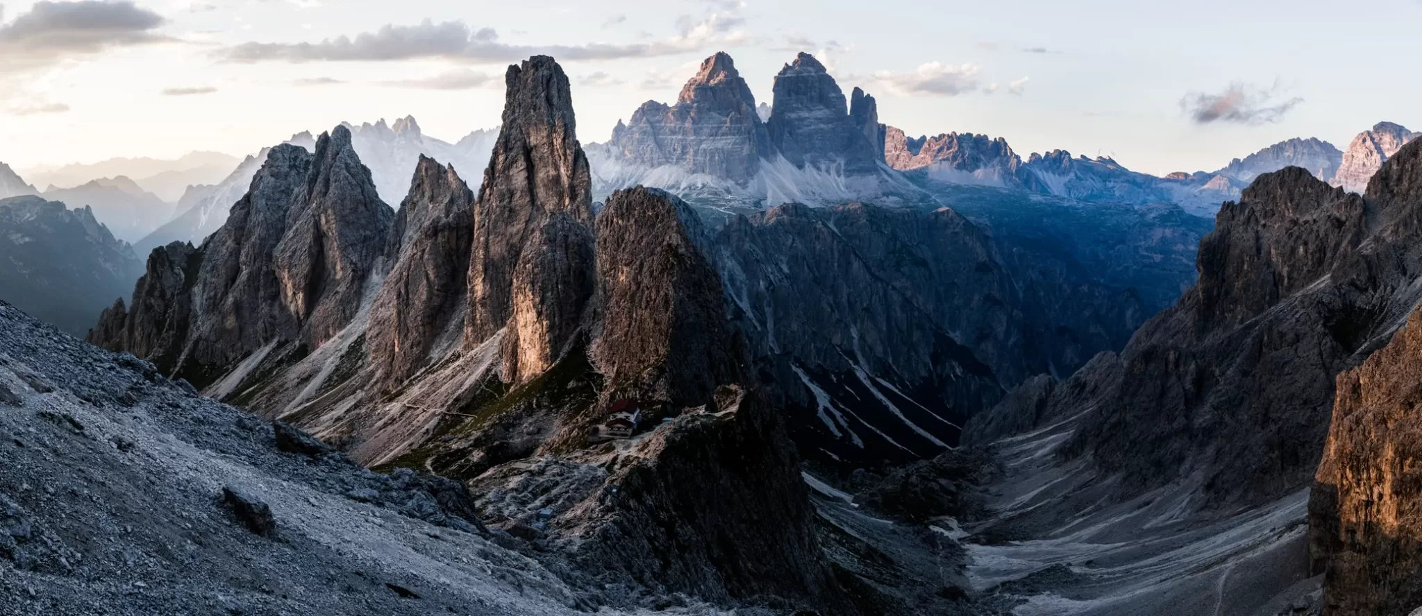 Papier peint montagnes et ciel nuageux