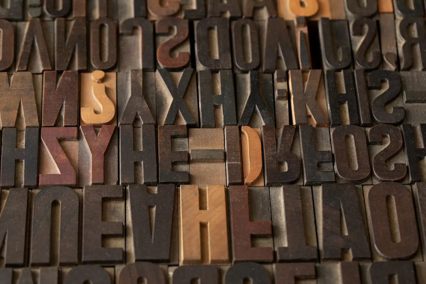 Papier peint bois alphabet