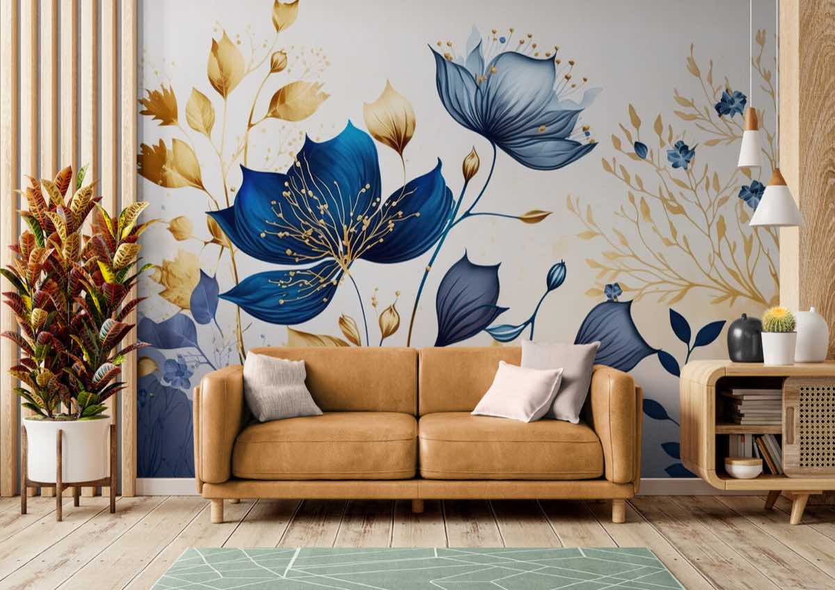 Salon avec papier peint floral bleu et or sur mur d'accent et murs peints en clair