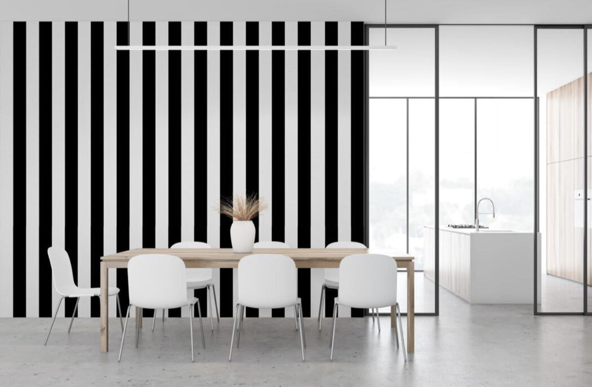 Papier peint rayures noires dans des toilettes graphiques
