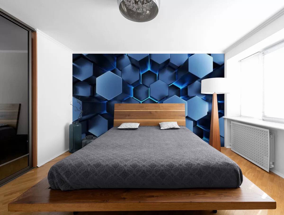 Chambre au plafond bas rehaussée par un papier peint géométrique bleu
