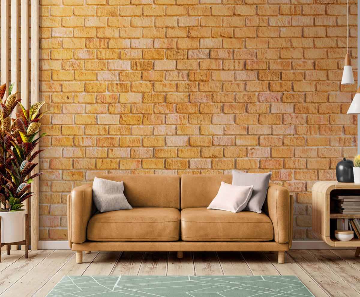 Salon industriel avec papier peint imitation brique orange et mobilier vintage