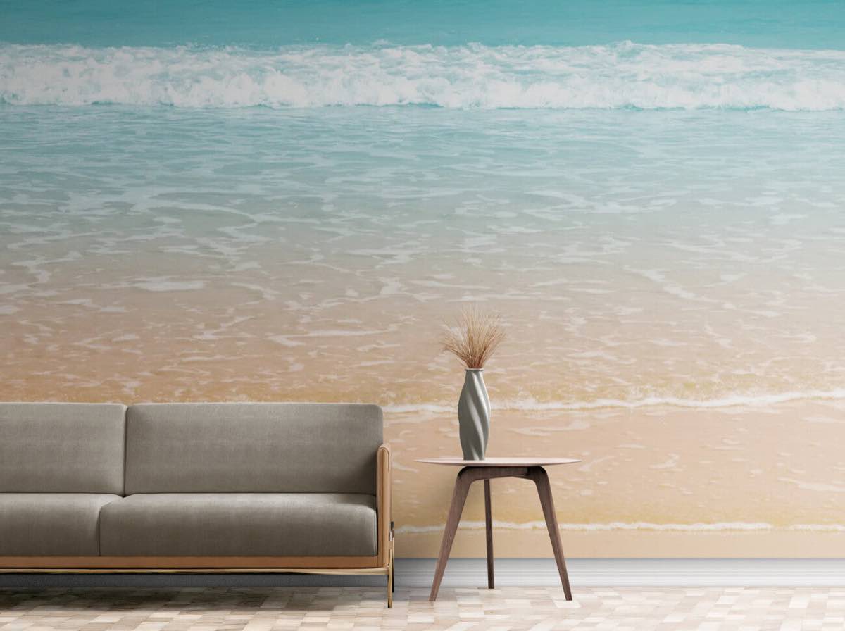 Salon lumineux avec papier peint panoramique bord de mer sur un mur, idéal pour éclairer une pièce sombre
