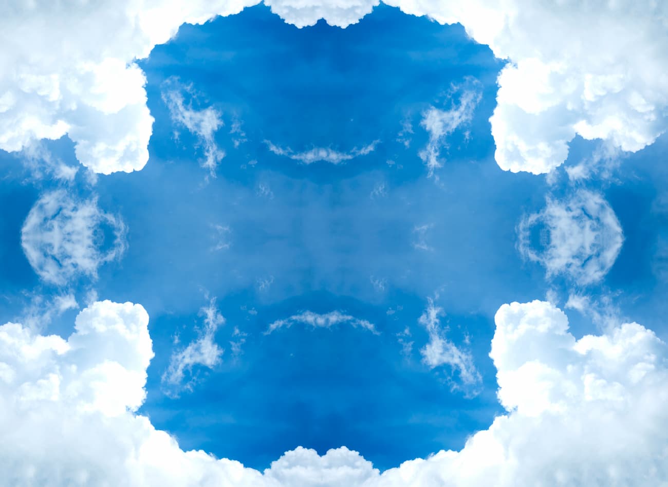 Papier peint ciel bleu et sculpture
