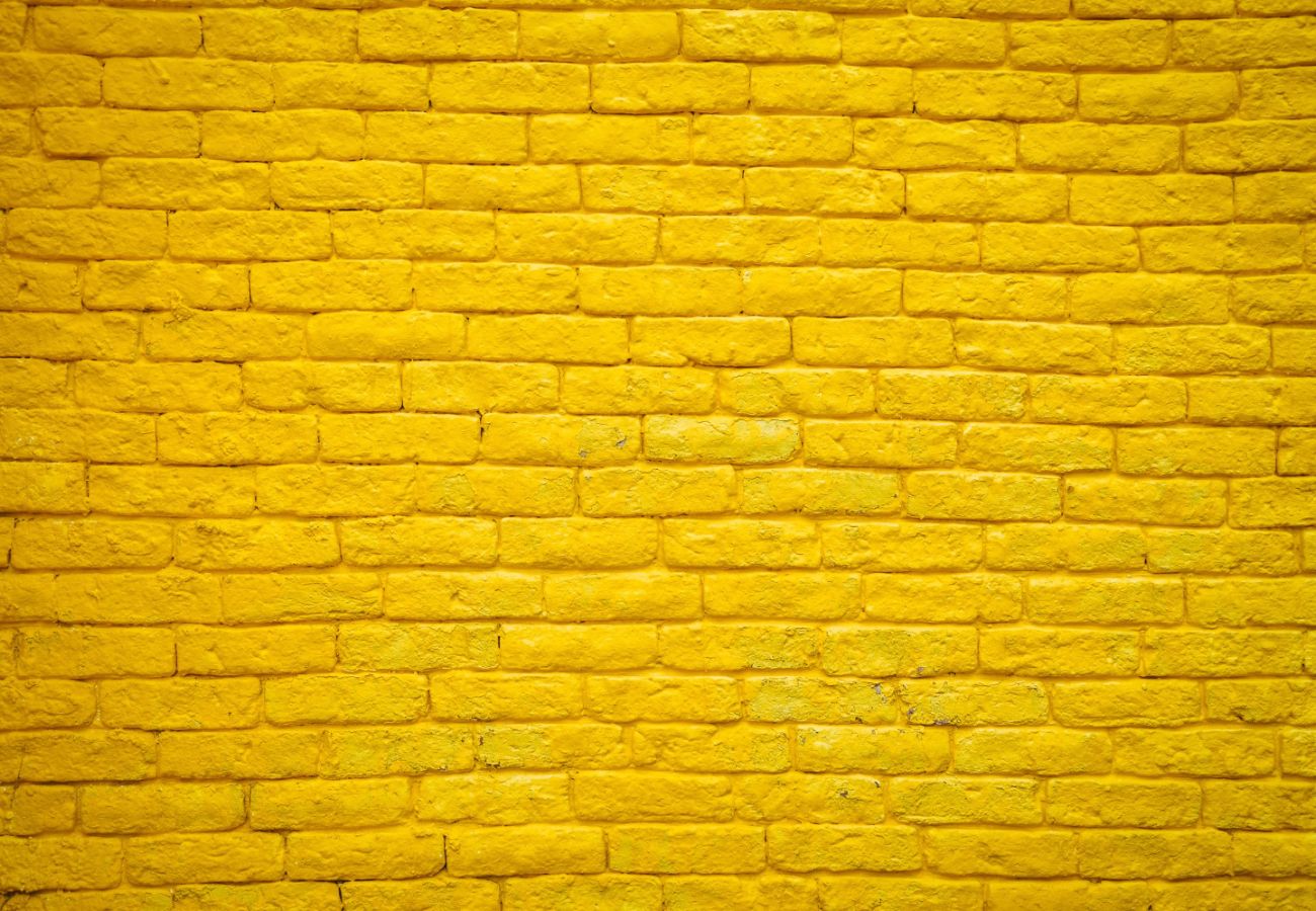 Papier peint brique jaune