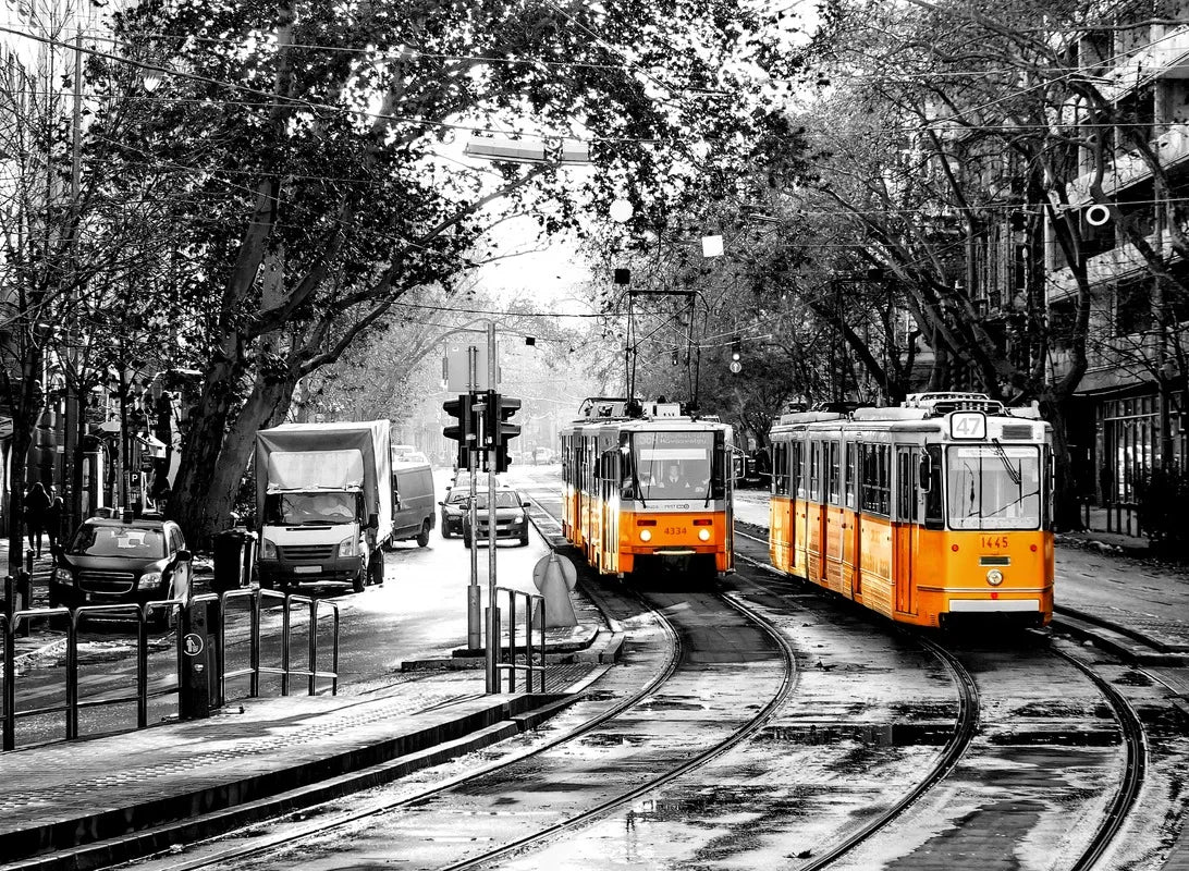 Papier peint tramway jaune dans une rue noir et blanc