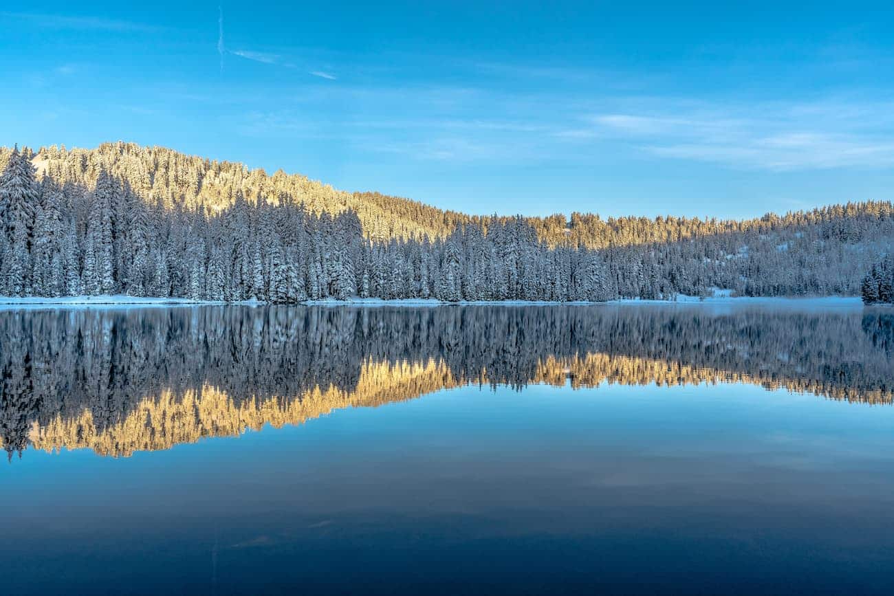 Papier peint paysage lac bleu en hiver