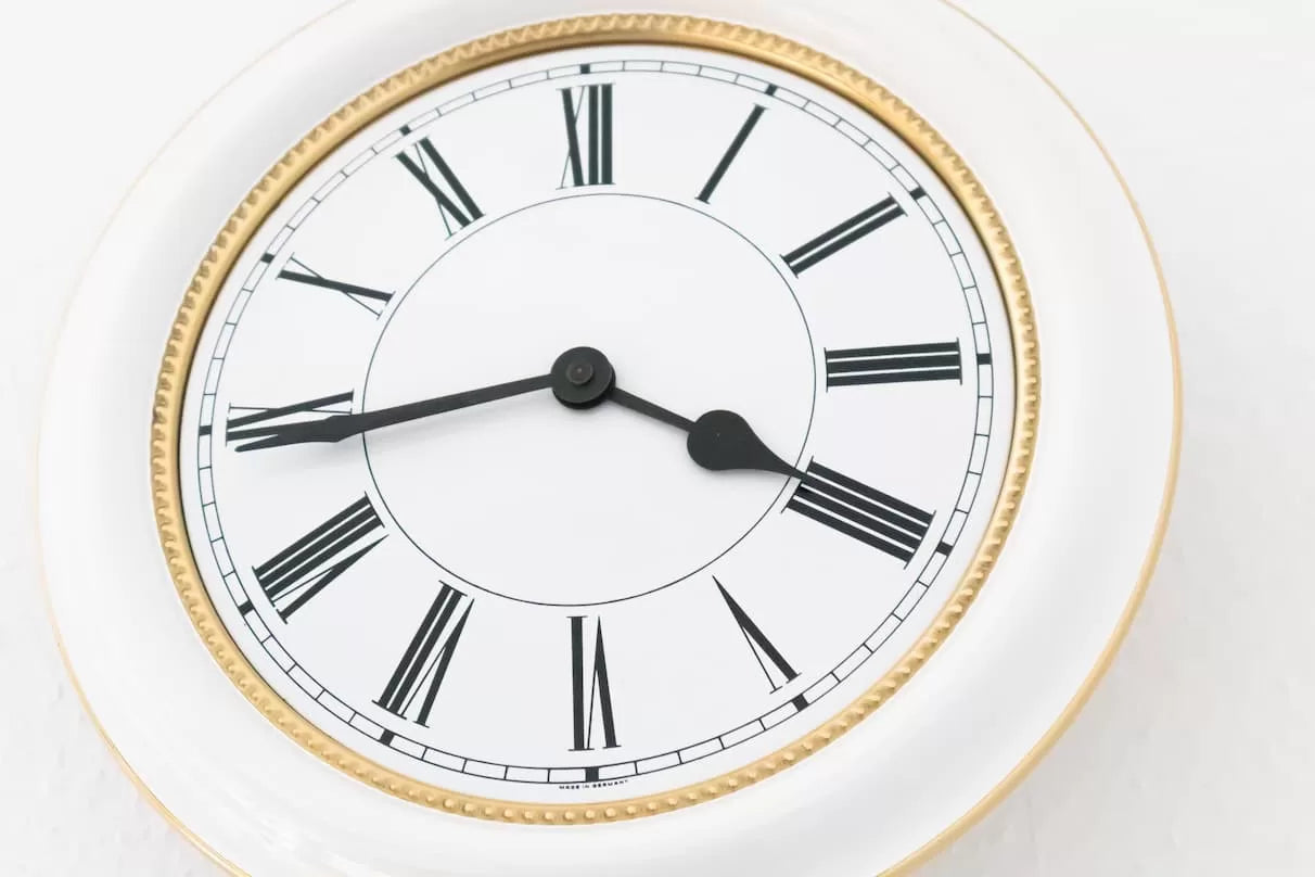 Papier‎ peint‎ horloge‎ blanche‎ moderne